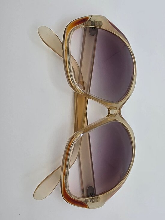 Foster Grant Clear Frame Light Purple Gradient Lens Oversized Sunglasses w/ Case main image 9